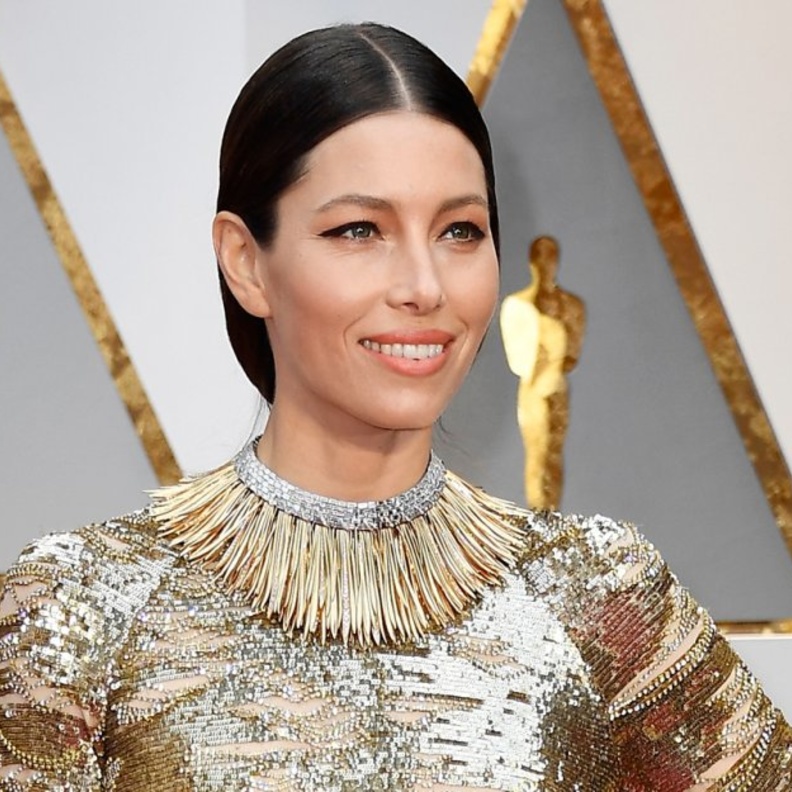  جيسيكا بيل راقية بقلادة تيفاني اند كو Tiffany & Co