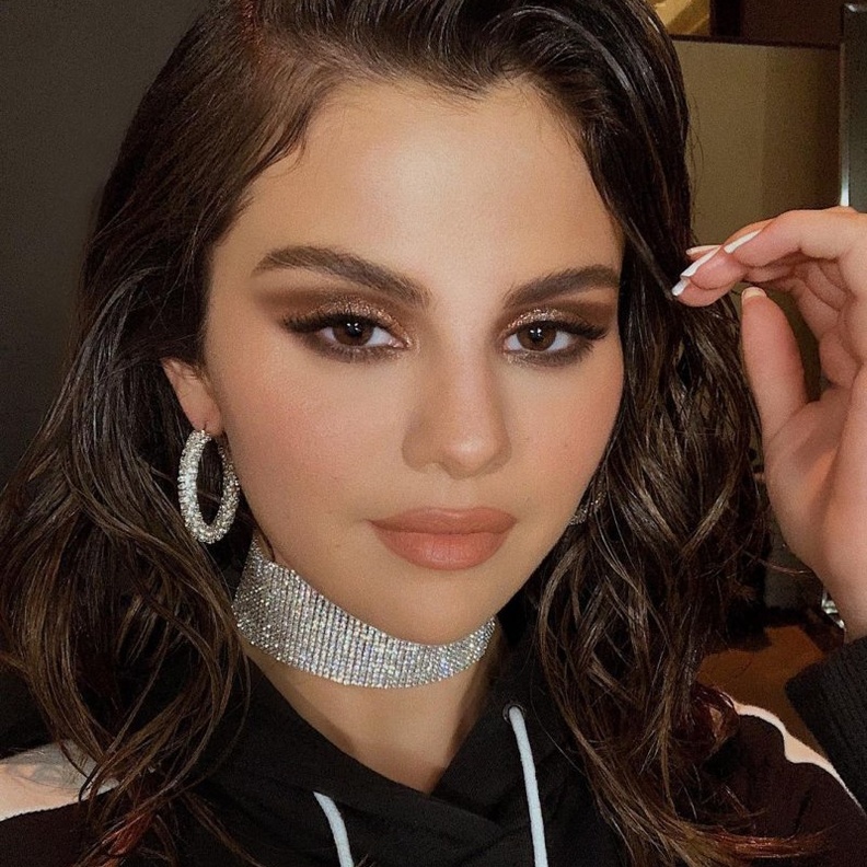 رسمات مكياج معدني صيحة موسم ربيع 2021 بأسلوب النجمات