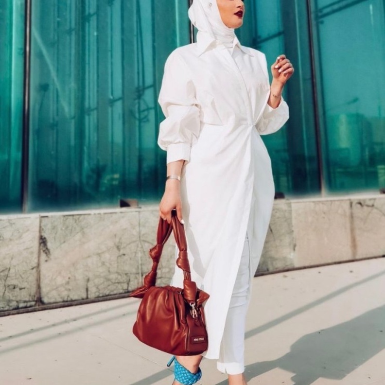 دلال الدوب في لوك شبابي باللون الابيض