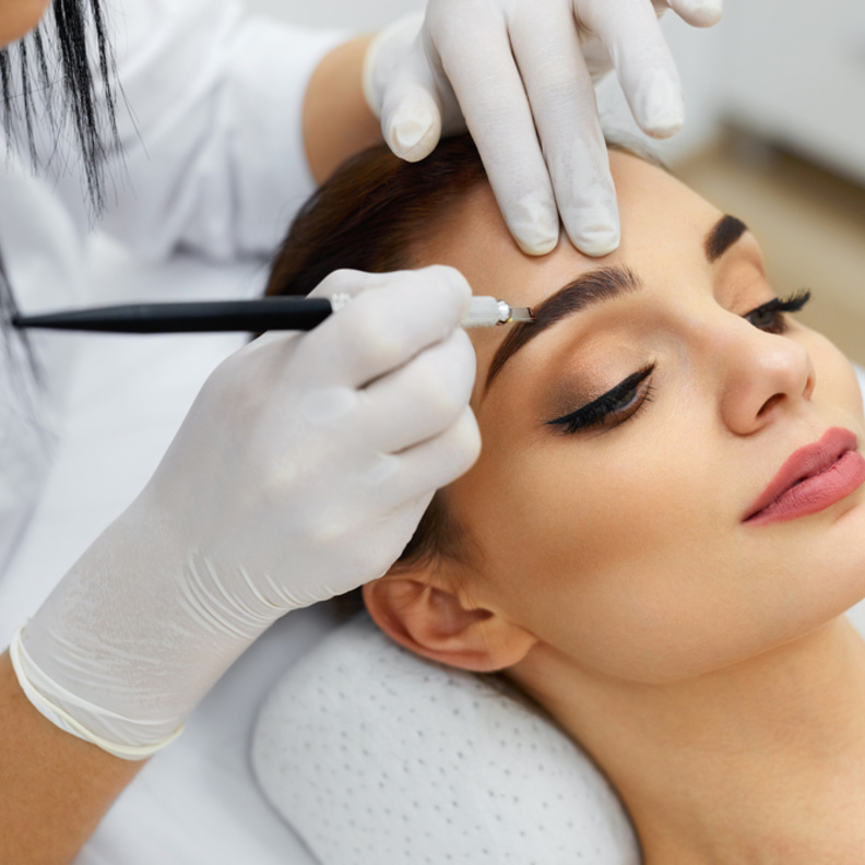 مخاطر المكياج الدائم على البشرة