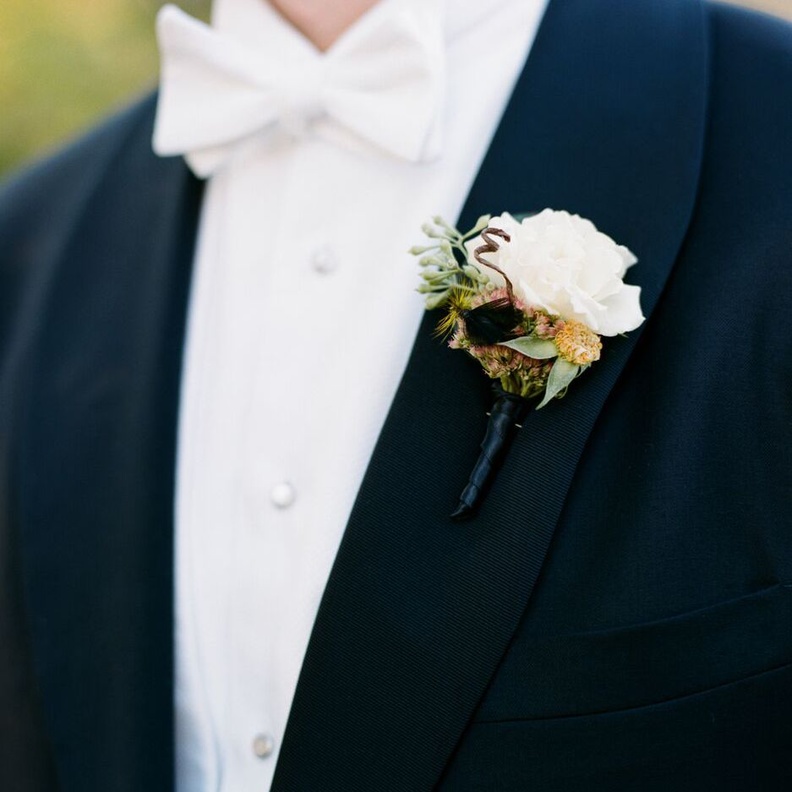  اكسسوارات لبدلة العريس من الورود الصغيرة