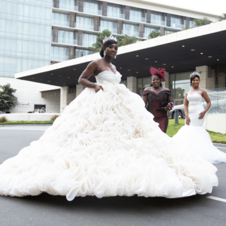  مصممة أزياء تستخدم 2000 ياردة من شعر الخيل 165 ياردة من قماش الأورغاندي