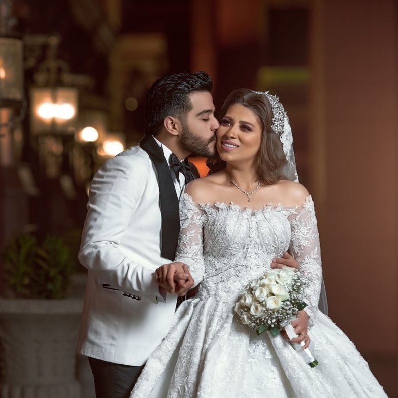 الفنان أحمد كامل مع عروسته