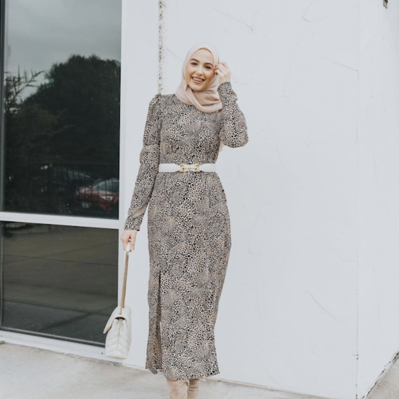  لوك ناعم في فستان خريفي نسقته لينا صنوبر