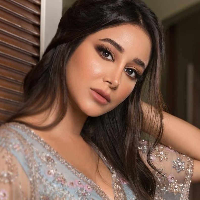 مكياج عصري ناعم يناسب خروجات النهار من وحي اسيل عمران 2021