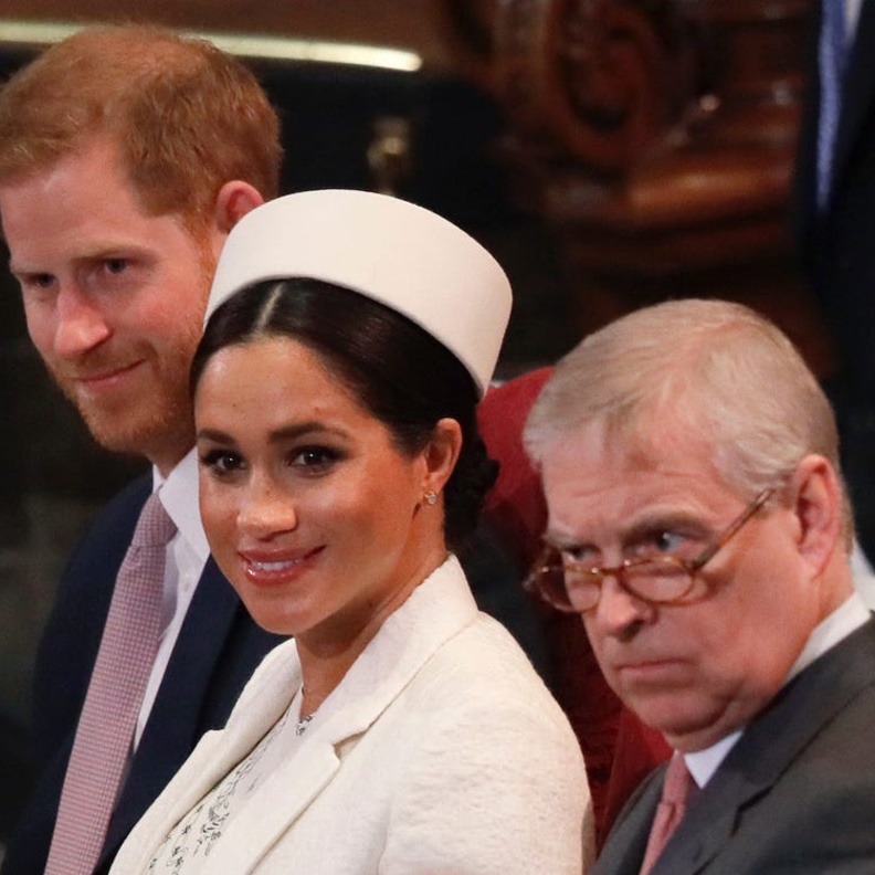 انتقادات للقصر الملكي البريطاني لدفاعه عن الأمير أندرو بخلاف ميغان ماركل