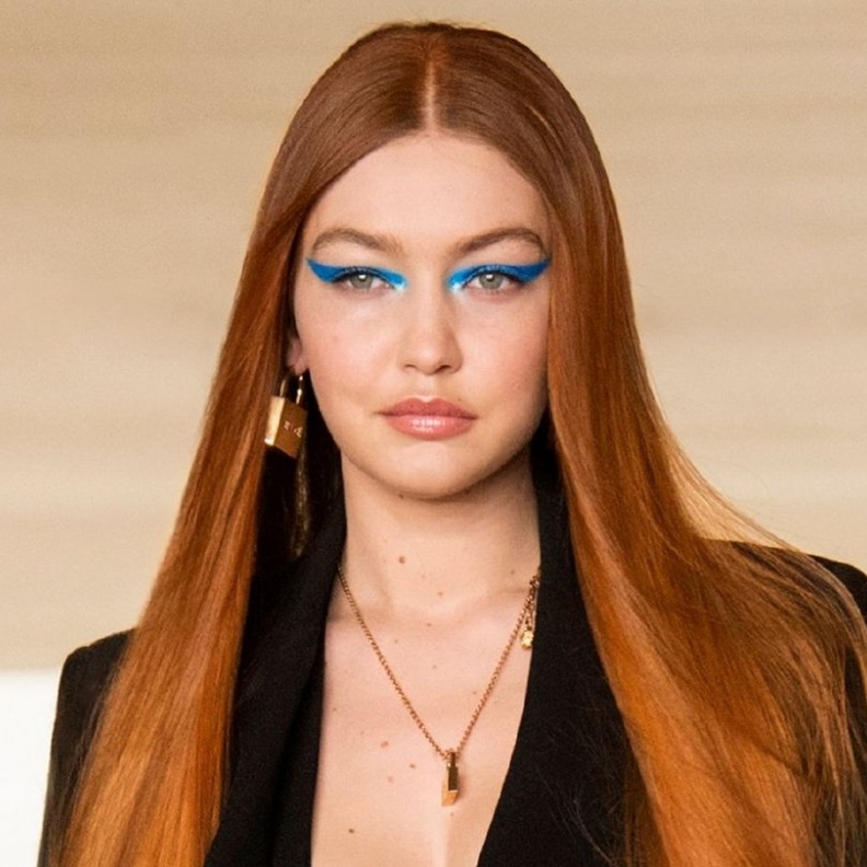 رسمات مكياج 2021 مع الظلال الزرقاء بأسلوب Gigi Hadid من دار Versace