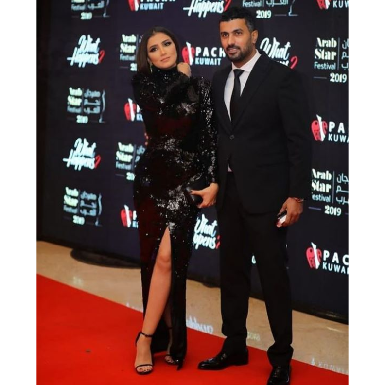 خطفت الأنظار بفستان طويل مغطى بالترتر بالكامل وتميّز بالياقة العالية