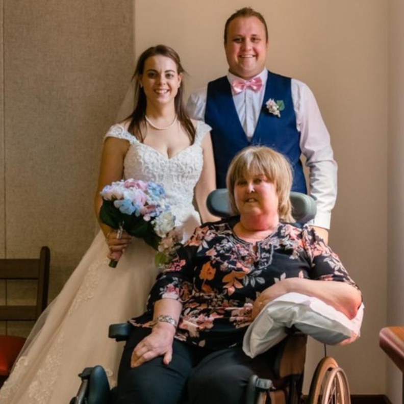 عروس ترتدي فستان الزفاف مرتين للاحتفال مع والدتها المريضة في المستشفى