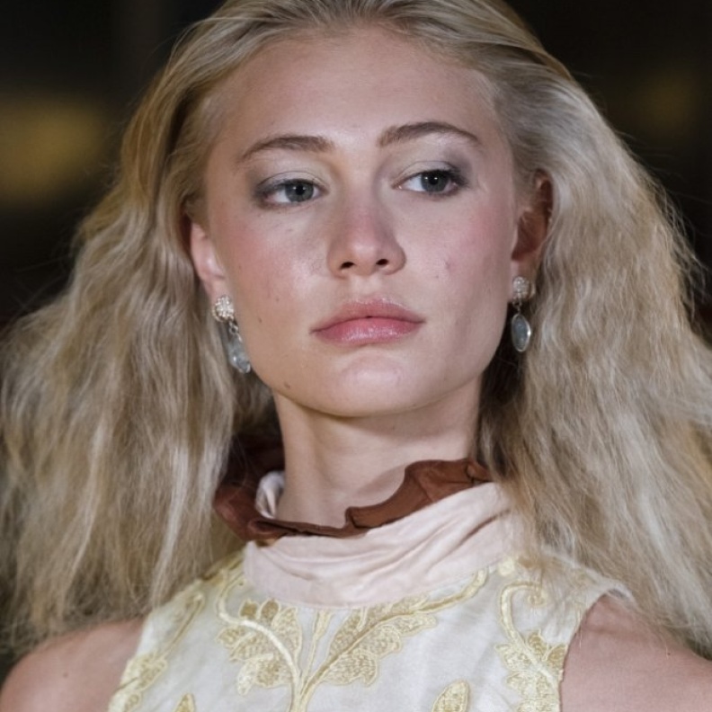 مكياج ملون وفضي لربيع 2021 من دار Prophetik