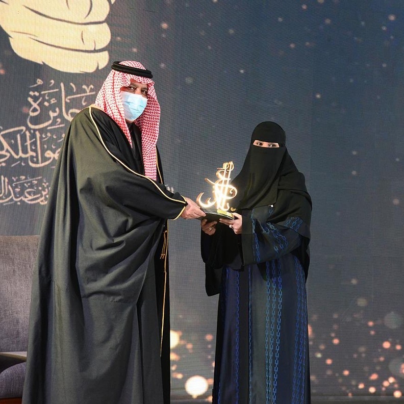  الدكتورة شيمة الشمري تتسلم جائزة بصمة من الأمير عبدالعزيز بن سعد بن عبدالعزيز