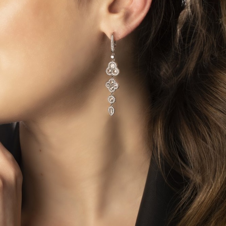 أقراط متدلية صغيرة من David Morris من مجموعة  Rose Cut مع قطع وردية 0.36 قيراط وماسات بيضاء مرصوفة والذهب الأبيض عيار 18 قيراطً (1)