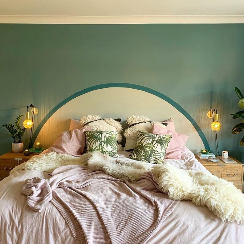  دهانات حوائط غرفة النوم باللون الأخضر مع مفارش سرير بالوردي الباستيل
