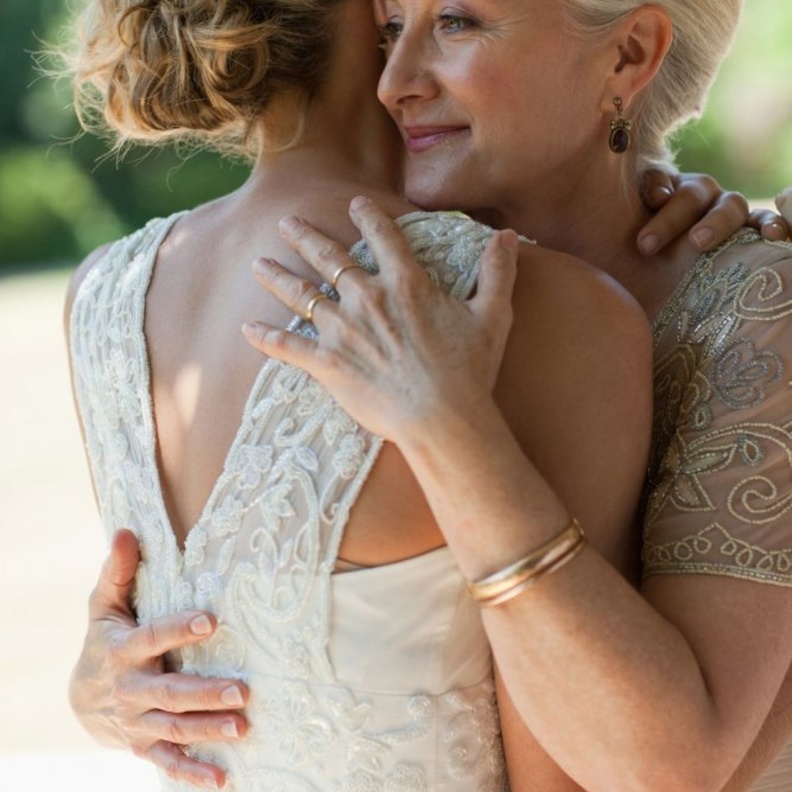  لا تدخلي في منافسة مع حماتك المستقبلية على حب واهتمام زوجك المستقبلي