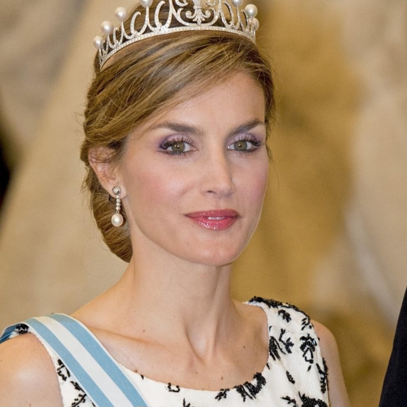 الملكة ليتيزيا تتألق بتاج تاج Pearl Fleur de Lys