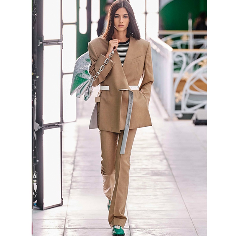 بدلات بالالوان الترابية العصرية والشبابية من دار Louis Vuitton