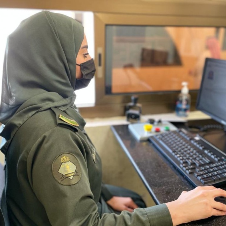 من صور تمكين وتأهيل المرأة للمشاركة في مهام وزارة الداخلية المتعددة