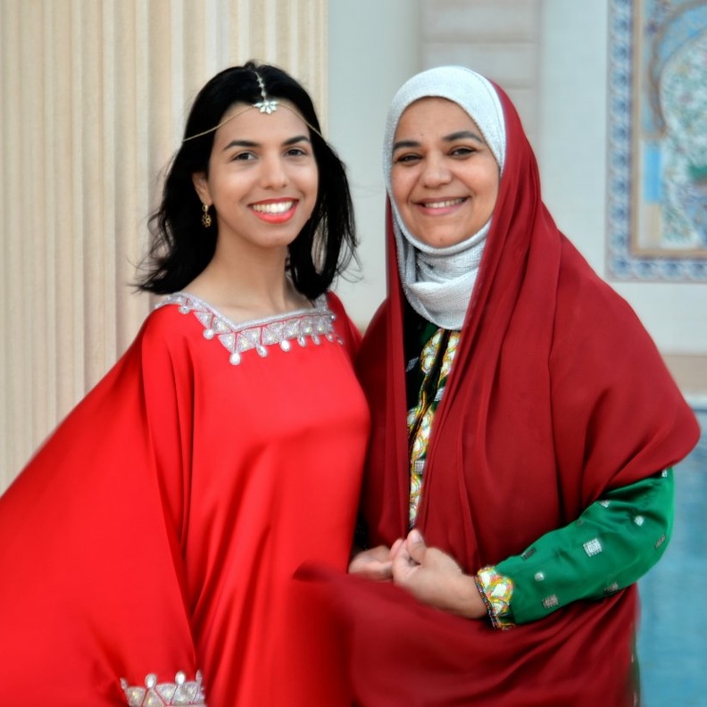 موسستا الدار سالم الإسماعيلي وابنتها سعاد ناصر الريامي