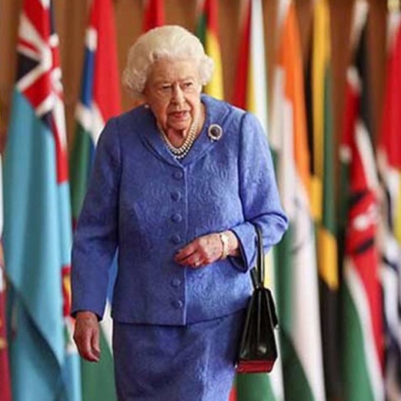 ملكة بريطانيا تشيد بالتقدم التقني الذي ساعد الناس في جائحة كورونا