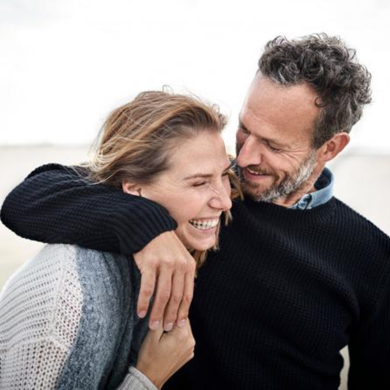 تصرف الزوج بطريقة لطيفة لدرجة المبالغة أو بطريقة مراعية على غير العادة