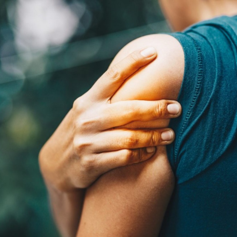 أسباب تجمد الكتف وعلاجه