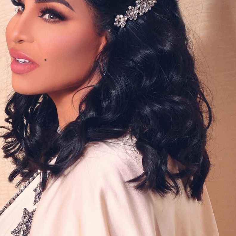  تسريحات شعر للعروس فخمة وراقية مع اكسسوارات كريستالية مستوحاه من احلام