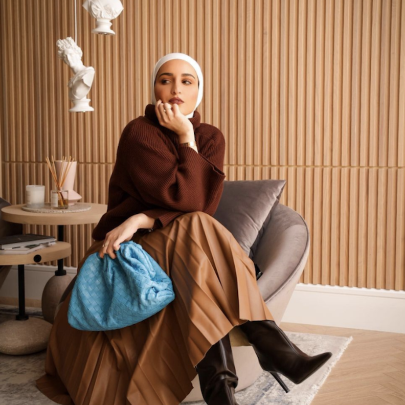 دلال الدوب في لوك أنيق في التنورة البليسيه