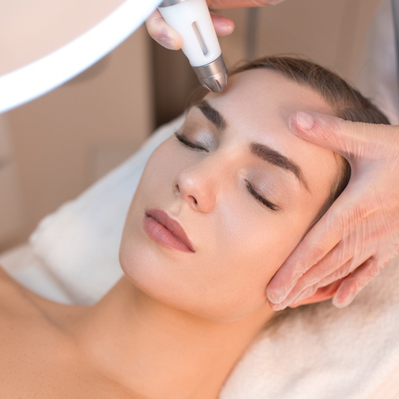 فوائد تقشير البشرة بالليزر