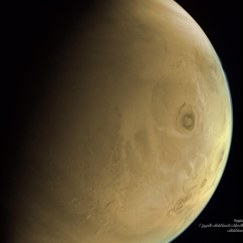 صورة لبركان "أوليمبوس مؤنس" وهو البركان الذي يعد أكبر بركان على كوكب المريخ عبر عدسة مسبار الأمل 