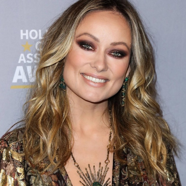  المكياج البني السموكي مع الشعر الويفي المرح