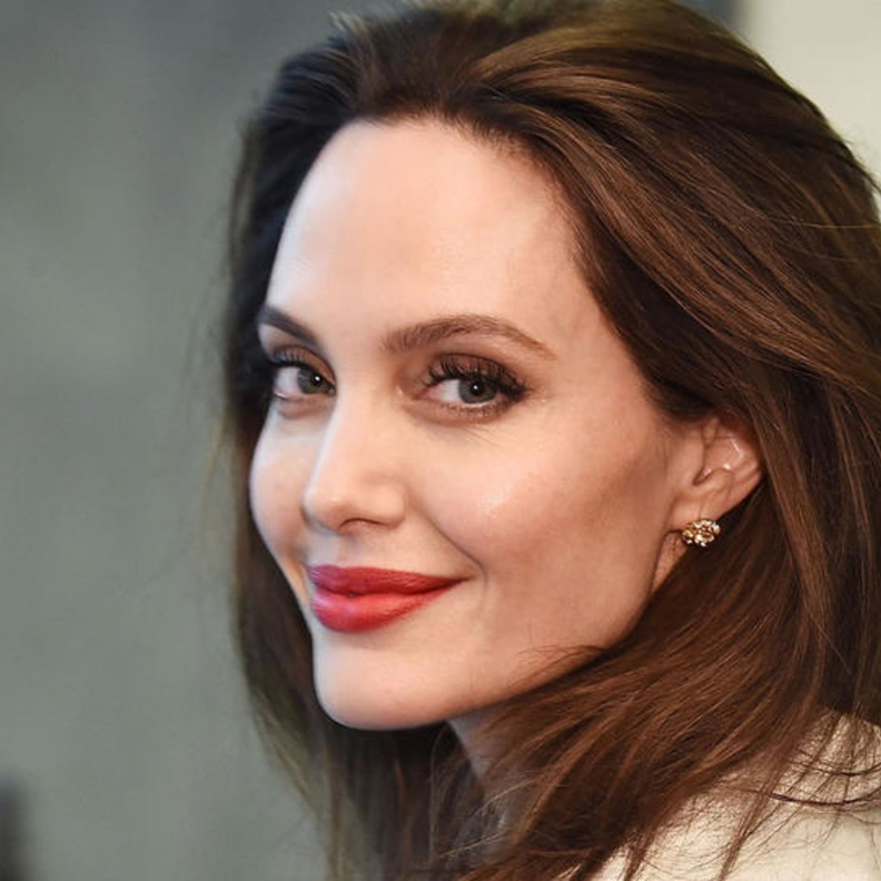 أنجلينا جولي  تحصل على لقب جديد وهو "العرابة"