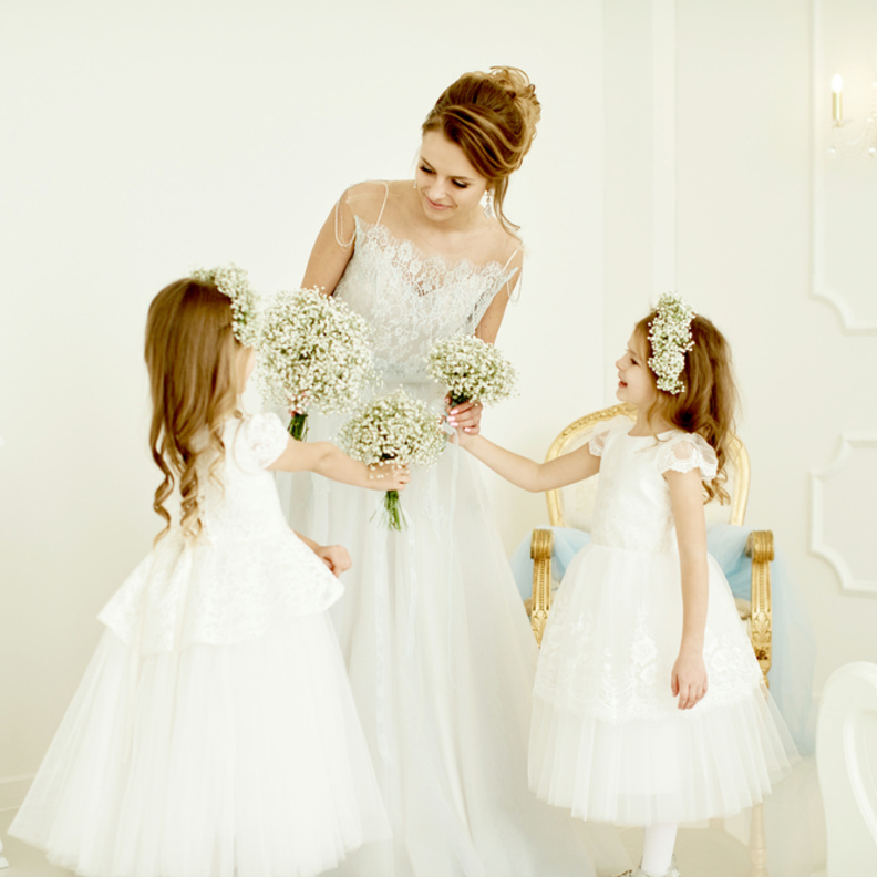 طلبت عروس من مجموعة من وصيفات الشرف في حفل زفافها