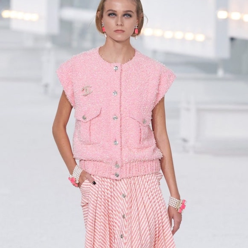 فستان باللون الزهري البراق بقصة مثيرة وجريئة من Balmain 