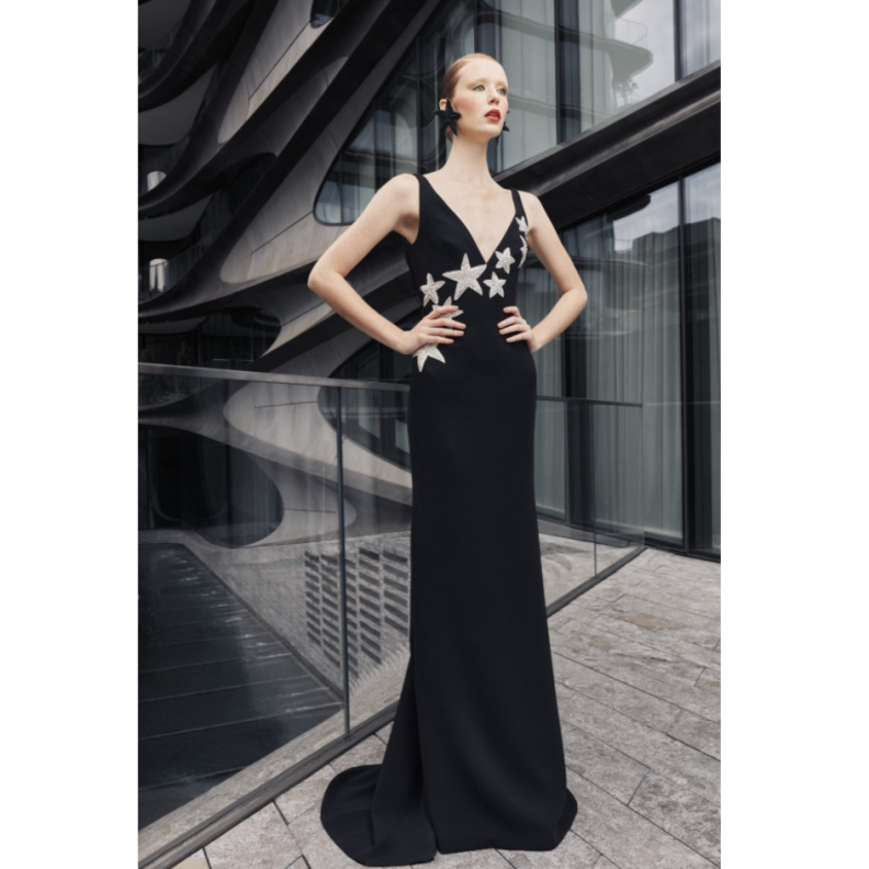 المصمم نعيم خان قدّم فستاناً أسود بقصة ضيقة مع تطريز النجوم الفضية