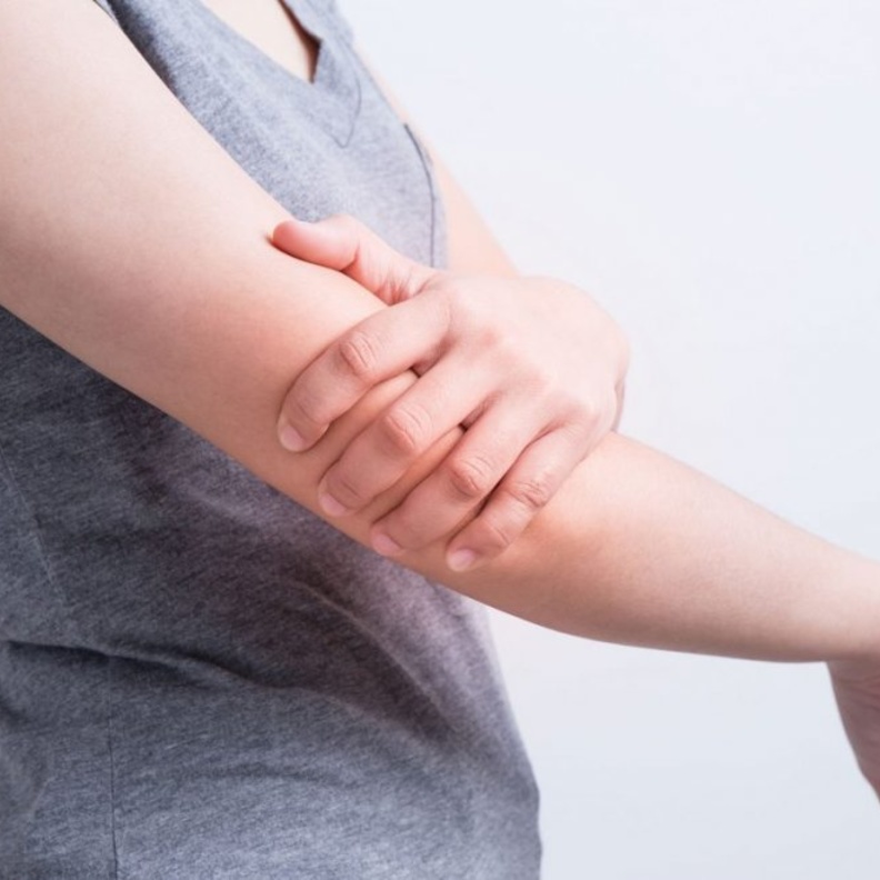 استخدام الوسائد للحفاظ على رفع الذراعين خلال مرحلة التعافي