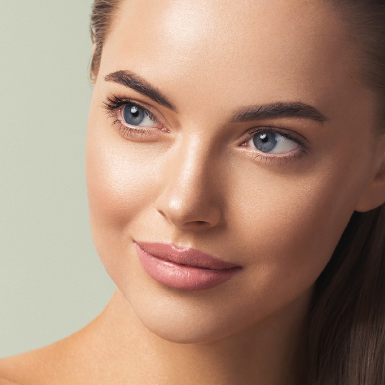 كيفية تفتيح بياض العين وجعلها أكثر اشراقًا