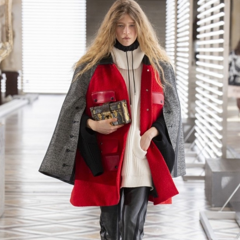 إطلالات عصرية وجريئة في عرض أزياء Louis Vuitton لموسم خريف وشتاء 2021-2022