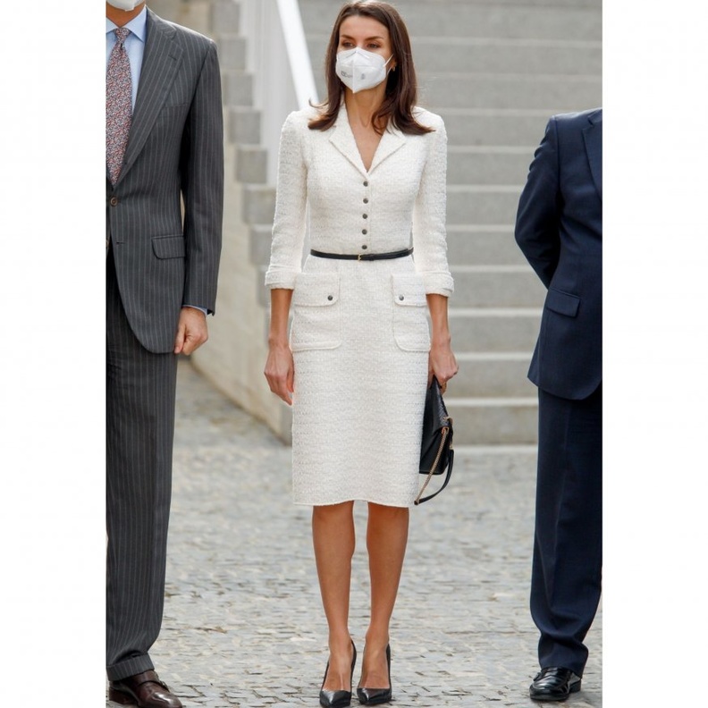 اطلالات باللون الابيض من الملكة ليتيسيا