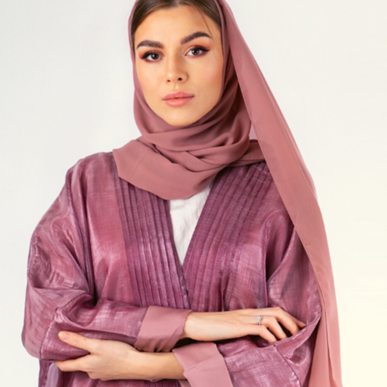 عباية أنيقة بالزهري الشاحب بلمسات هندسية بسيطة من تصميم  CLUÈ