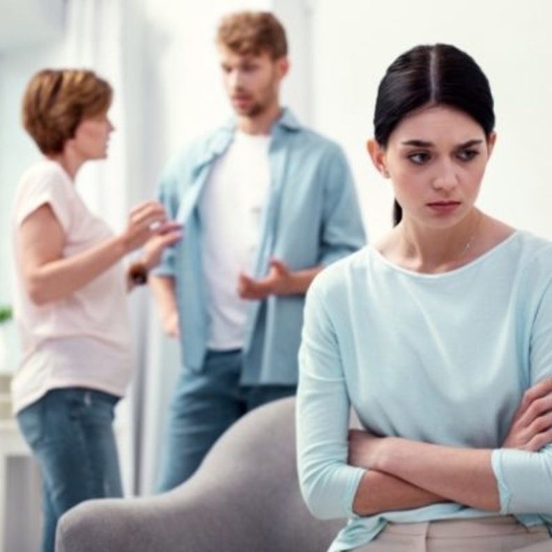 ما هي صفات شخصية الرجل المتعلق بوالدته