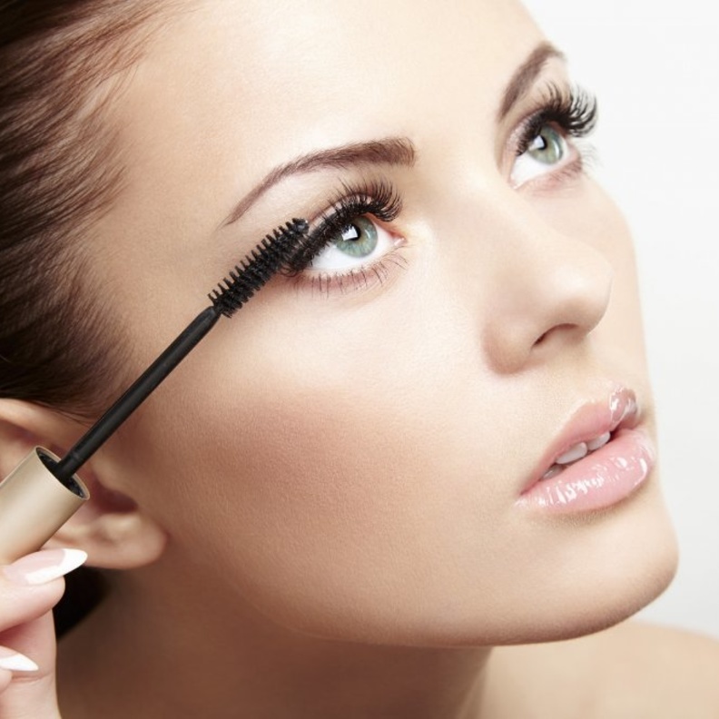 خلطة قشر الليمون بزيت الزيتون تساعد على تطويل الرموش