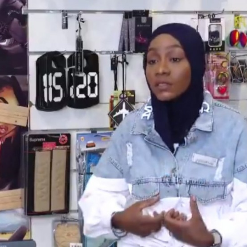  زبيدة هوساوي التي امتهنت مجال زينة السيارات