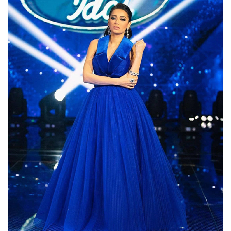 اطلالة رحمة رياض بفستان أزرق نيلي من توقيع المصمم صادق ماجد