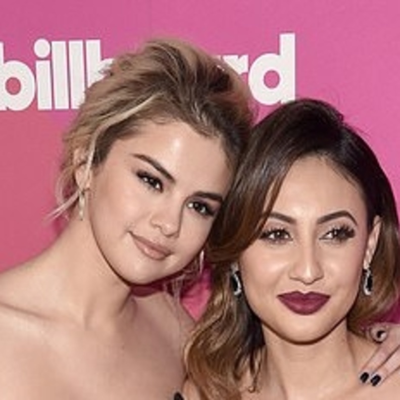 سيلينا جوميز و صديقتها