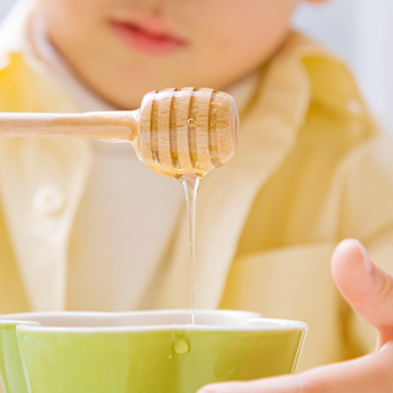 فوائد العسل الأبيض على الريق للأطفال