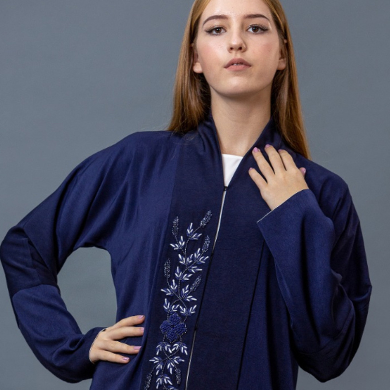 عباية راقية باللون الأزرق النيلي بلمسات البساطة من  AZZALIA