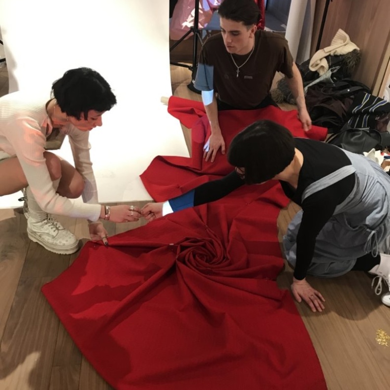 مبادرة تبرعات الأقمشة من Alexander McQueen