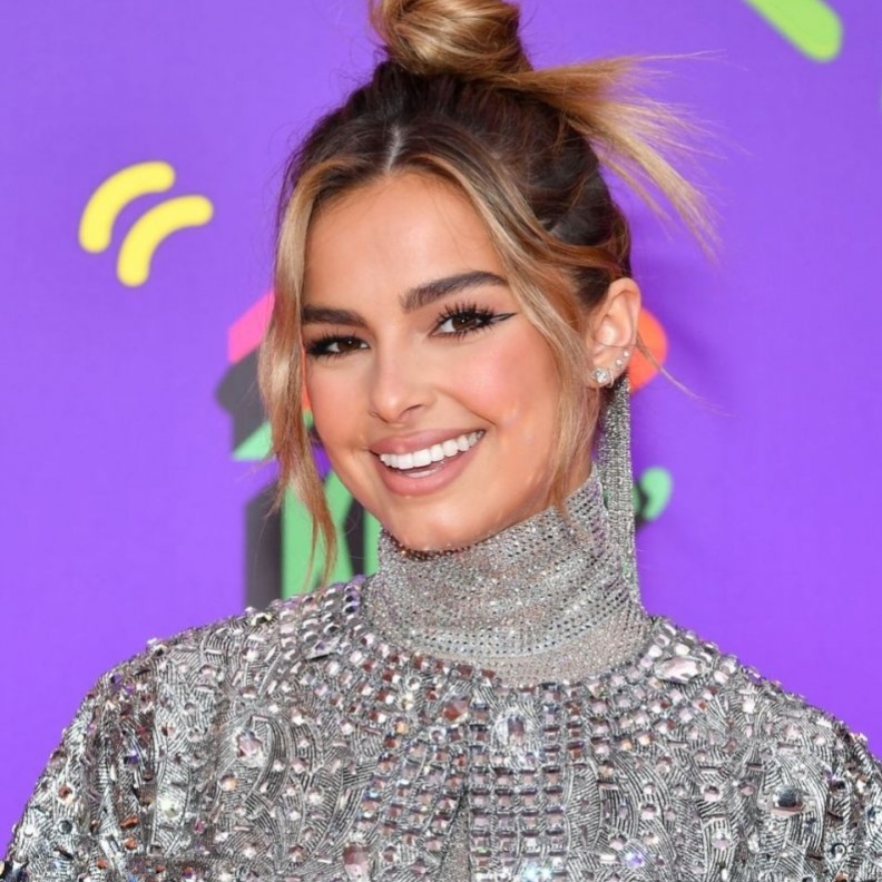 رسمات آيلاينر هندسي وبارز من وحي اطلالات Addison Rae