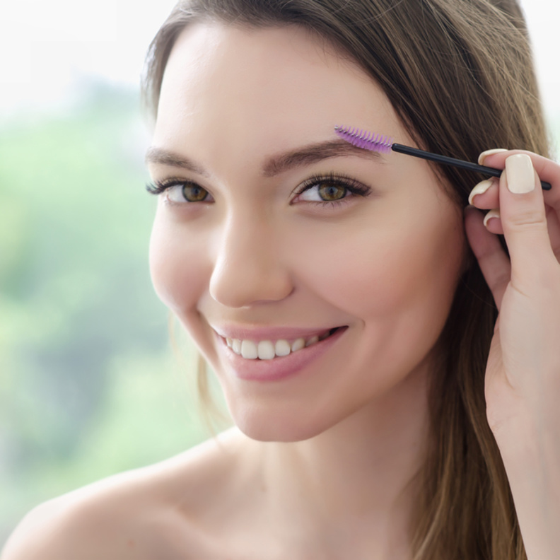 خطوات تكثيف الحواجب بخلطات الزيوت الطبيعية 