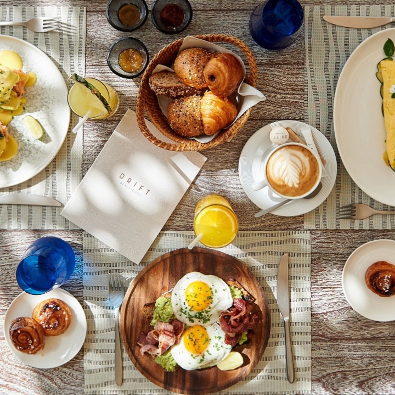 دريفت بيتش دبي يطلق تجربة فطور مميزة في الهواء الطلق